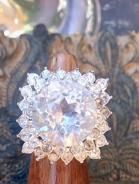 18KT HGE Large Crystal Cocktail Ring Large Center Stone Small Crystals Size 7.5